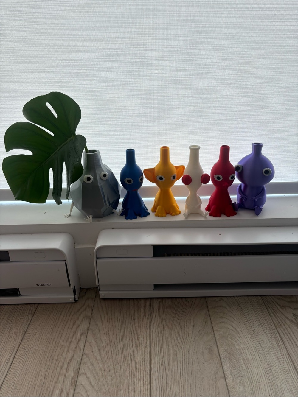 Colorful Pikmin Toy vase Set of 6- Multicolor - Picture 1 of 3